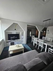 6 bedroom Private APARTMENT & Lounge - Kritzmow