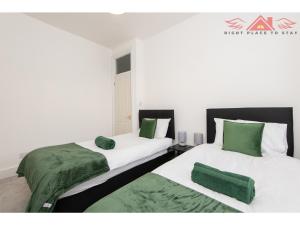 Family-Friendly 3-Bed Home in Central Location with Garden & Parking