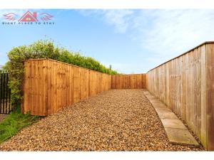 Family-Friendly 3-Bed Home in Central Location with Garden & Parking