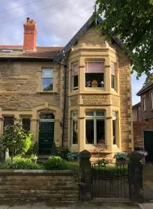 Victorian Guest House 200m from the Seafront - Greasby