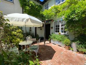 Cedra Cottage - Vintage Country Hideaway