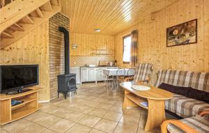 Lovely Home In Dabki, Bobolin With Wifi