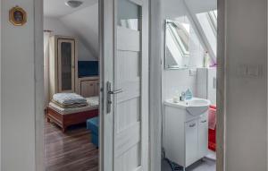 4 Bedroom Awesome Apartment In Moryn