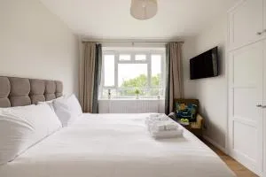 PenthouseStays Wimbledon - Chic 2 Bedroom King Bed Apartment with Balcony - 2 mins from Wimbledon Tennis Club and Museum - AELTC - Wimbledon