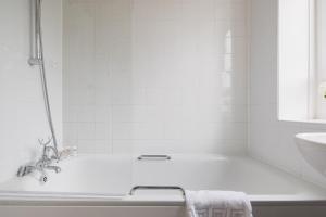 PenthouseStays Wimbledon - Chic 2 Bedroom King Bed Apartment with Balcony - 2 mins from Wimbledon Tennis Club and Museum - AELTC