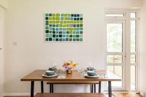 PenthouseStays Wimbledon - Chic 2 Bedroom King Bed Apartment with Balcony - 2 mins from Wimbledon Tennis Club and Museum - AELTC