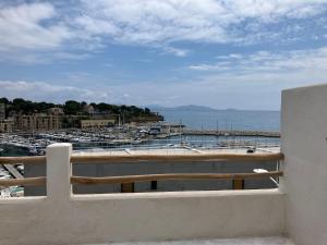 Appartements T2 vue sur le port jacuzzi terrasse et parking : photos des chambres