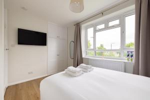 PenthouseStays Wimbledon - Chic 2 Bedroom King Bed Apartment with Balcony - 2 mins from Wimbledon Tennis Club and Museum - AELTC
