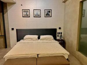 Cozy Spacious Pet Friendly Unit with Netflix Pool Gym