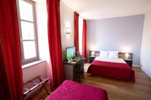 Logis Hotels - Hostellerie des Lauriers - Hotel et Restaurant : Chambre Triple - Côté Village