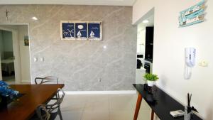 1077 Excelente opção com duas suítes no centro de Bombinhas