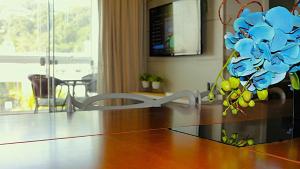 1077 Excelente opção com duas suítes no centro de Bombinhas