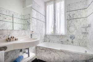 Double or Twin Room with Sea View and Beach Access room in Hotel Metropole