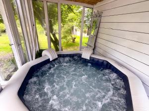 Maisons de vacances Maison charmante avec jacuzzi et cours d-eau : photos des chambres
