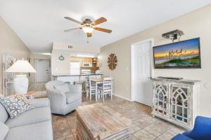 Island Winds West 774 Walk to Hangout beachfront kiddie pool