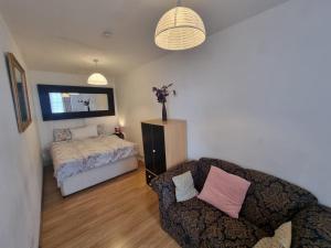 Sea view flat opposite port with parking