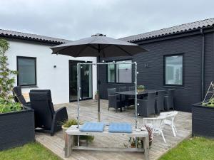 Hus tæt ved havn og strand