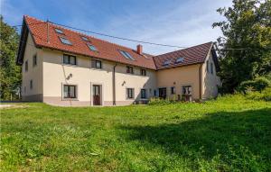 1 Bedroom Stunning Apartment In Col 