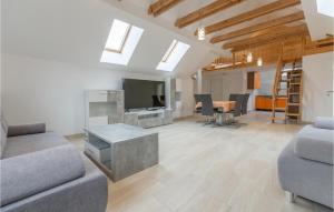 1 Bedroom Stunning Apartment In Col