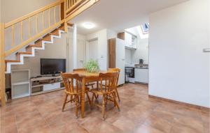 1 Bedroom Nice Apartment In Col 