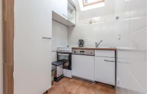 1 Bedroom Nice Apartment In Col