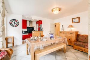 Résidence Le Bec Rouge - Appartement de charme 3 pièces 8 personnes à Tignes au pied des pistes et proche des commerces dans le quartier du Lac. Vue impr MAE-1681