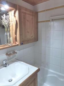 Résidence Fermes De Meribel Bat C - Confortable appartement 3 pièces pour 4 personnes aux pieds des pistes aves accès à la piscine situé à Meribel Village MAE-1800