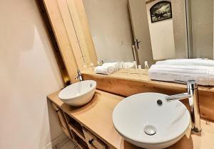 Résidence Neige Et Soleil - Studio 4 personnes à Tignes au pied des pistes et proche des commerces dans le quartier du Rosset. Studio très bien agencé avec MAE-1806