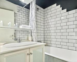 Résidence Lot 300 A Et B - Appartement 2 pièces 4 personnes proche des pistes et des commerces dans le quartier du Lavachet. Situé au 4ème étage dune rési MAE-1926