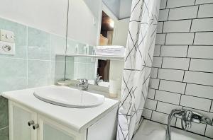 Résidence Lot 300 A Et B - Appartement 2 pièces 4 personnes proche des pistes et des commerces dans le quartier du Lavachet. Situé au 4ème étage dune rési MAE-1926