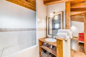 Chalet Whistler - Chalet 5 - 170m2 - 6 chambres, 6 salles de bain, sauna et jacuzzi MAE-3404