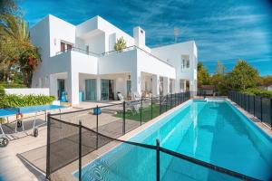 HERMOSA VILLA en MARBELLA,100 m playa, vistas al mar, piscina privada