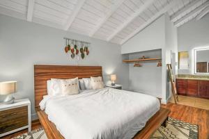 Contemporary 2-BR Condo AC & Scenic Views in PV