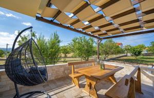 4 Bedroom Beautiful Home In Danilo 