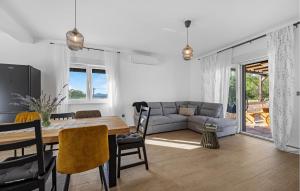 4 Bedroom Beautiful Home In Danilo 