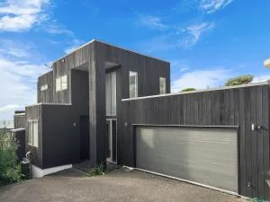 Murrays Gem l Modern 4bed Stunner l Sea View & Spa! - Campbells Bay