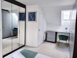 Modern house with free parking