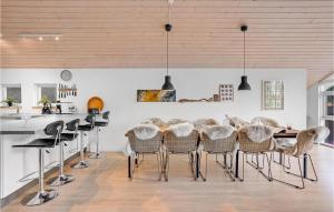 4 Bedroom Cozy Home In Hadsund