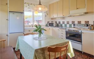 3 Bedroom Lovely Home In Bullaren