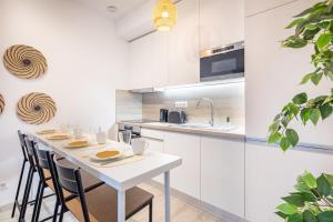 Modern bright central place with terrace