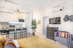 Modern bright central place with terrace