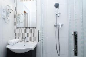 Relaxing brand NEW spot in the lively center