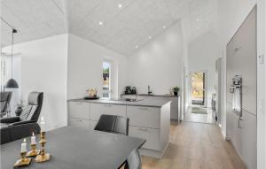 Nice Home In Rømø With Kitchen