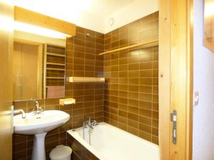 Résidence Les Genelles - Appartement 3 Pièces situé à Méribel Altiport au pied des pistes de ski et proche du golf MAE-6691