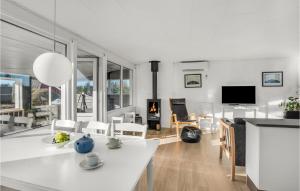 Beautiful Home In Hvide Sande With Wifi