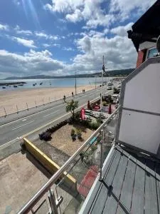 Stunning Sea View Apartment With Balcony & Parking - Rhos-on-Sea