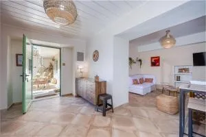 Central, Calm with Courtyard - Kipséli