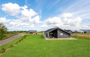 Beautiful Home In Løgstrup With Kitchen