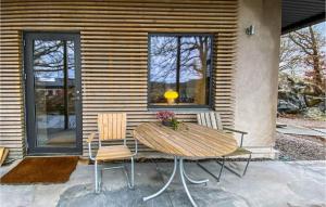 Cozy Home In Vallda With Kitchen