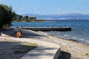 Apartments with parking space Supetar, Brac - 23372